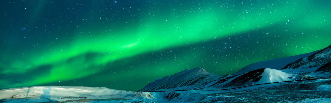 Nortern lights over Alaskian mountains at night